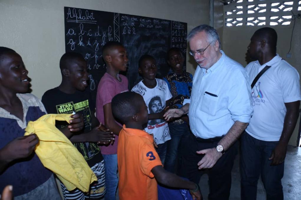 Sant’Egidio inmitten eines wachsenden Afrikas mit den Erwartungen der Armen und Jugendlichen. Besuch von Andrea Riccardi in der Elfenbeinküste