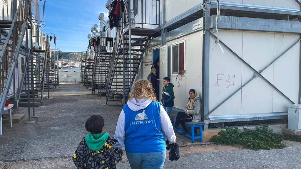 Els Joves per la Pau d’Atenes, amb els infants refugiats del camp d’Esquist, perquè hi hagi “lloc per a ells”