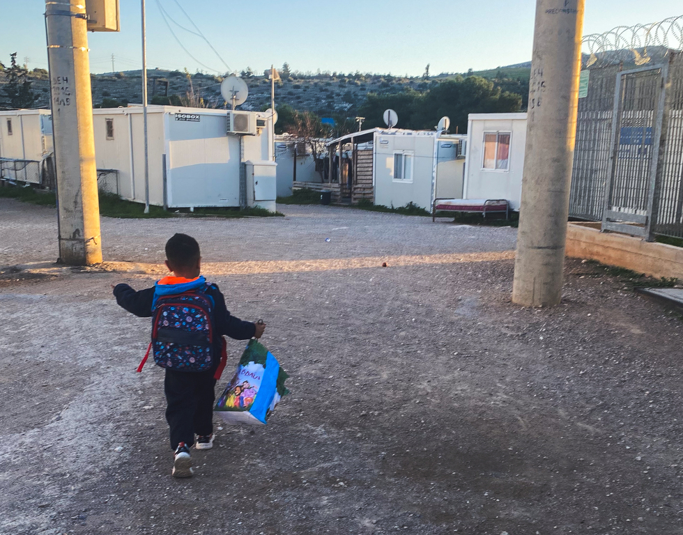 Els Joves per la Pau d’Atenes, amb els infants refugiats del camp d’Esquist, perquè hi hagi “lloc per a ells”