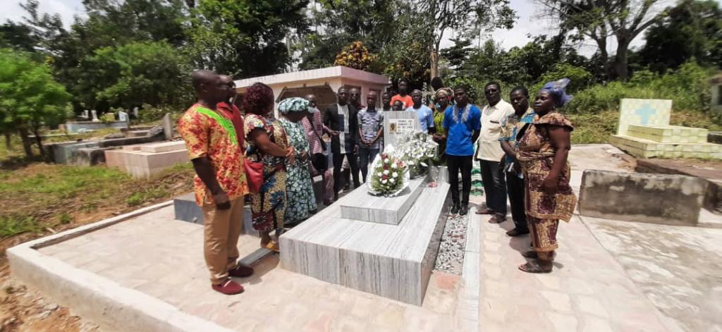 Gedenken an Laurent Barthélemy in Abidjan, ein Kind aus der Elfenbeinküste, das vor einem Jahr im Wagenlager eines Flugzeugs in Paris tot aufgefunden wurde