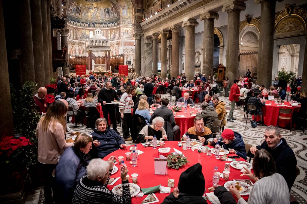一个团结与和平的圣诞节，从罗马走向世界。来自于特拉斯提维尔圣玛丽亚大教堂的圣诞午餐照片