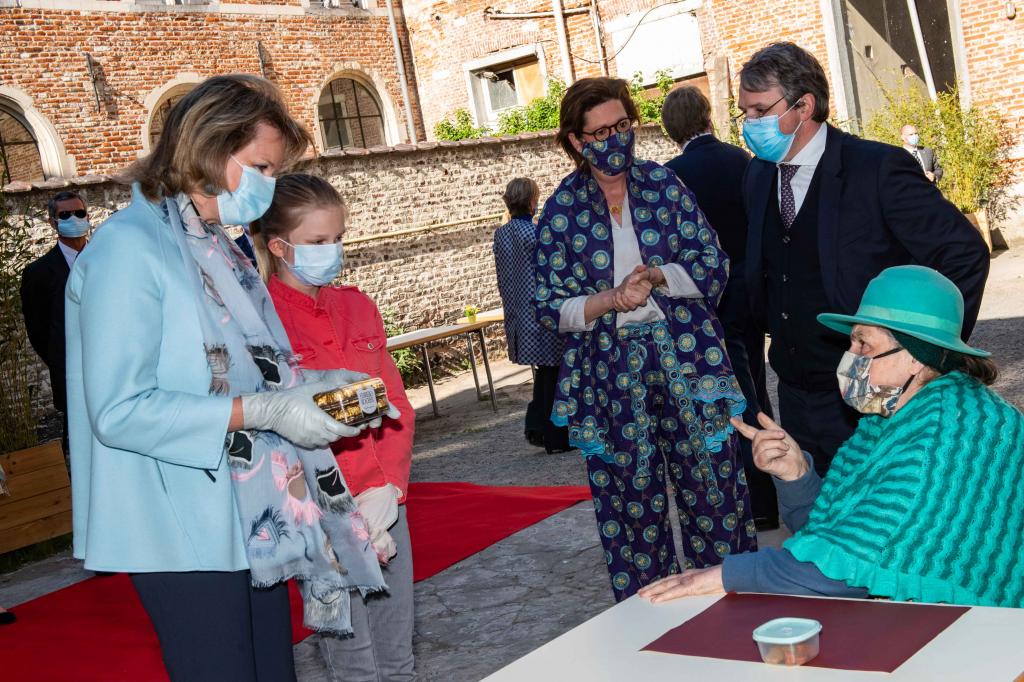 La regina Mathilde del Belgio visita la mensa per i poveri di Sant'Egidio a Bruxelles