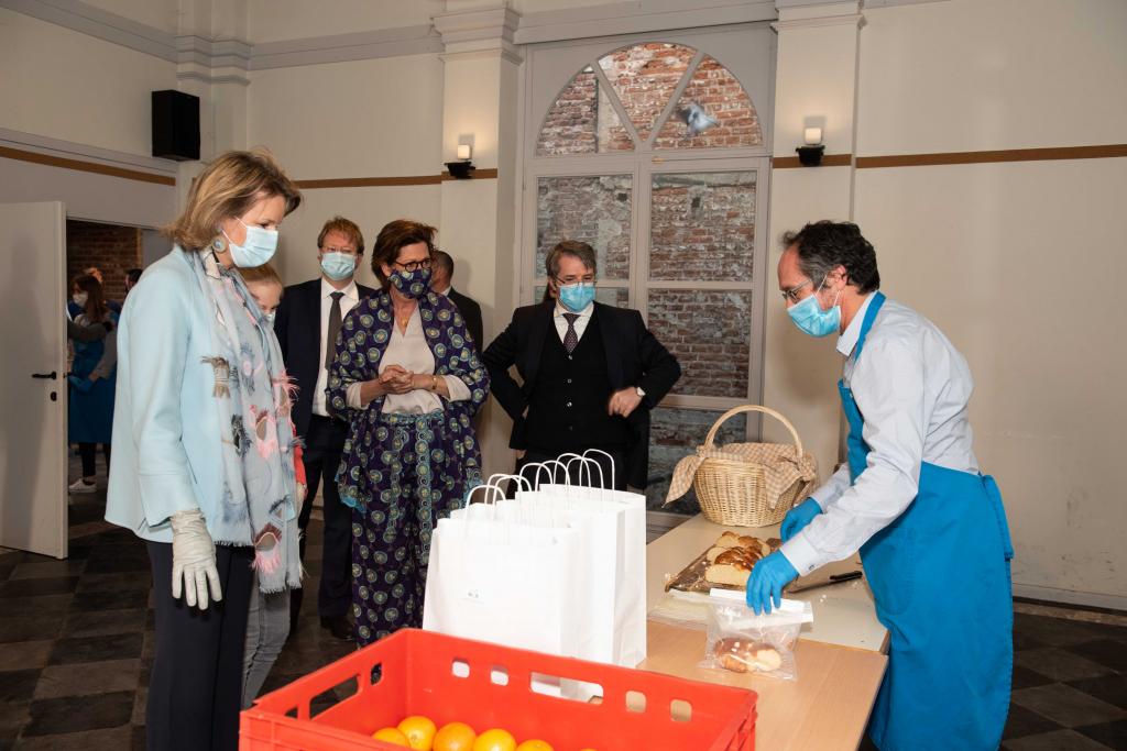La regina Mathilde del Belgio visita la mensa per i poveri di Sant'Egidio a Bruxelles