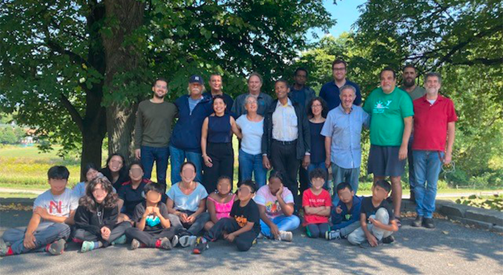 Un fin de semana con los amigos sin hogar y los niños de la Escuela de la Paz en los bosques de Warwick, cerca de Nueva York
