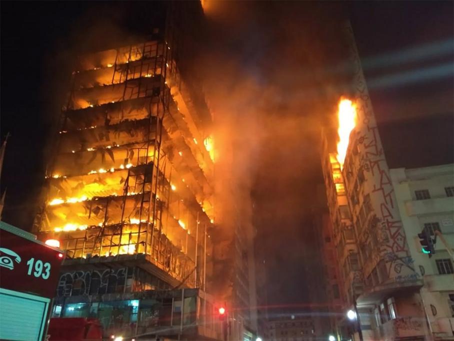 Bangunan tempat tinggal anak-anak Sekolah Damai di São Paulo (Brasil) runtuh setelah hangus terbakar