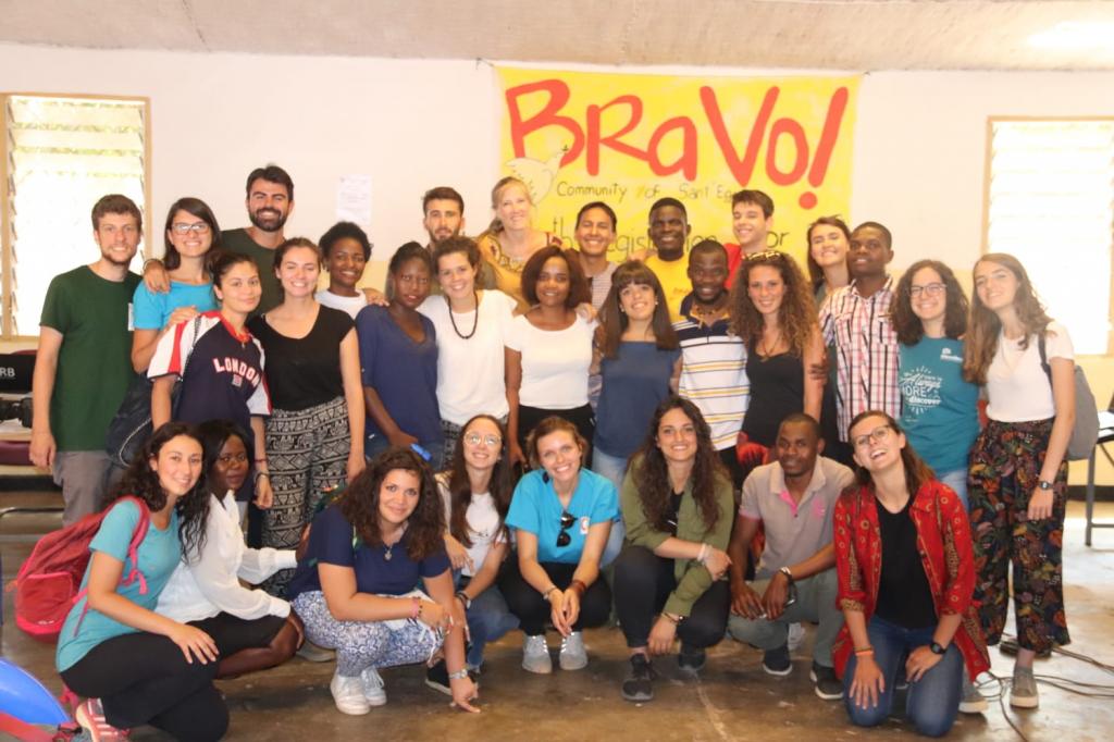 El verano de los Jóvenes por la Paz en Mozambique para ayudar al programa BRAVO! y dar nombre a muchos niños
