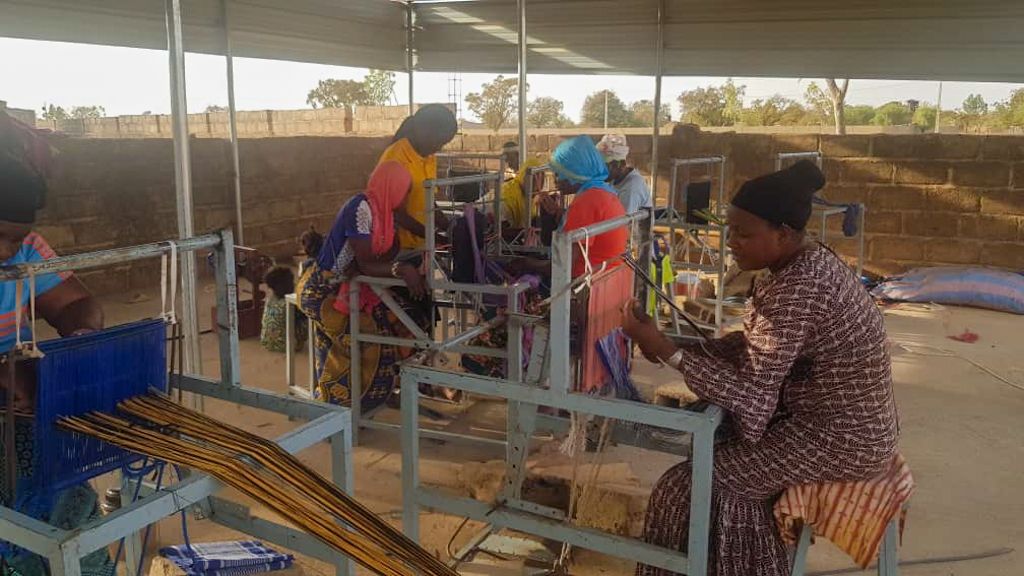 Un atelier de tissage pour les femmes du nord du Burkina Faso qui fuient les attaques terroristes