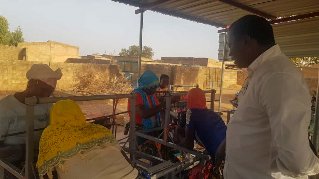 Un atelier de tissage pour les femmes du nord du Burkina Faso qui fuient les attaques terroristes