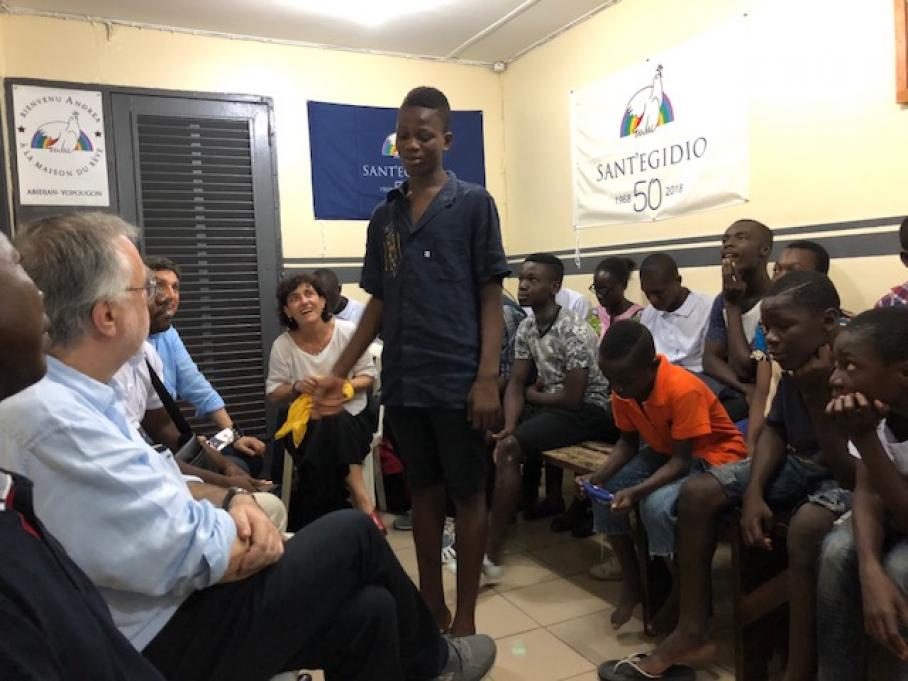 Sant’Egidio inmitten eines wachsenden Afrikas mit den Erwartungen der Armen und Jugendlichen. Besuch von Andrea Riccardi in der Elfenbeinküste