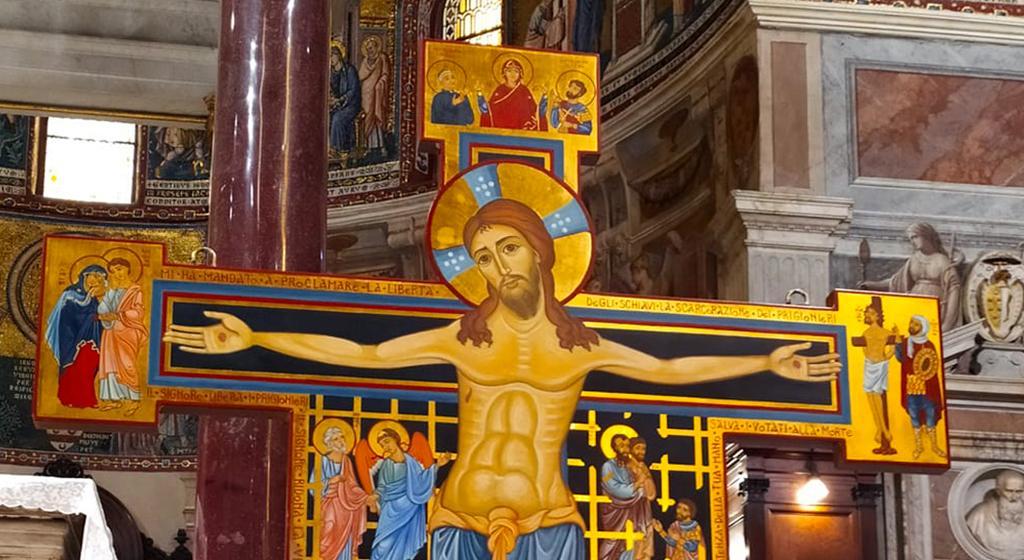 La Cruz de la Misericordia pintada por los presos hace parada en Santa María de Trastevere