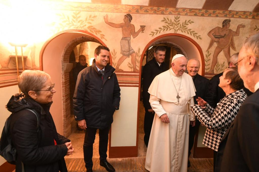 „Piękno uzdrawia!” Papież Franciszek inauguruje nowy dom dla bezdomnych w pobliżu kolumnady placu św. Piotra