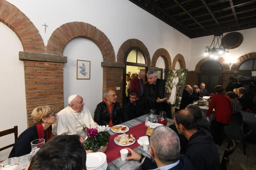 „Piękno uzdrawia!” Papież Franciszek inauguruje nowy dom dla bezdomnych w pobliżu kolumnady placu św. Piotra