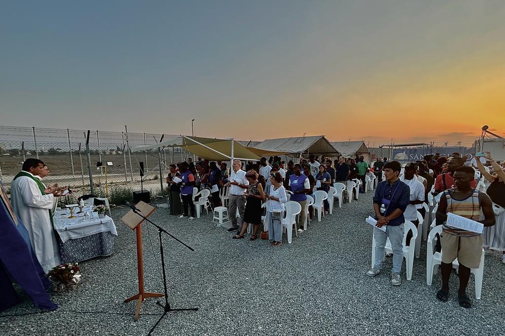 Commozione e preghiera nel campo profughi di Pournara a Cipro, nella celebrazione in cui si ricordano i migranti morti in mare
