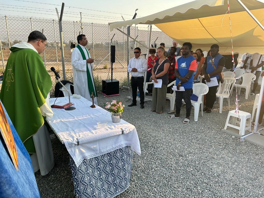 Emoció i pregària al camp de refugiats de Pournara a Xipre, en la celebració en què es recorden els migrants que han mort al mar