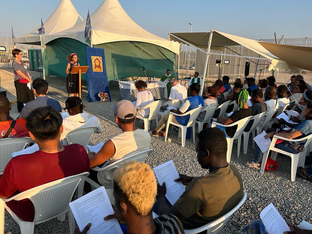 Ontroering en gebed in vluchtelingenkamp Pournara op Cyprus tijdens de herdenking van migranten die op zee zijn omgekomen