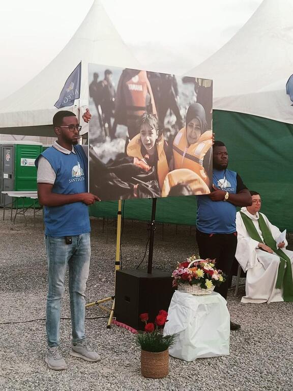 Ontroering en gebed in vluchtelingenkamp Pournara op Cyprus tijdens de herdenking van migranten die op zee zijn omgekomen