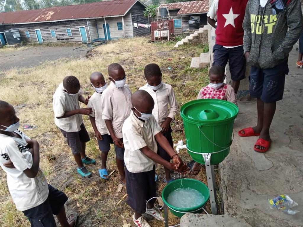 Im Kongo beginnt wieder der Unterricht in der Schule 