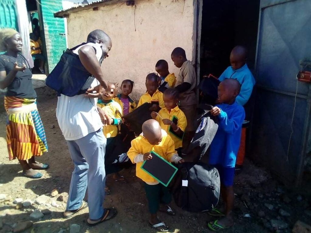 A Mamou, in Guinea, nel giorno dell'anniversario,la Comunità fa un dono a un gruppo di bambini figli di mendicanti: il diritto di esistere, con i certificati d’iscrizione anagrafica