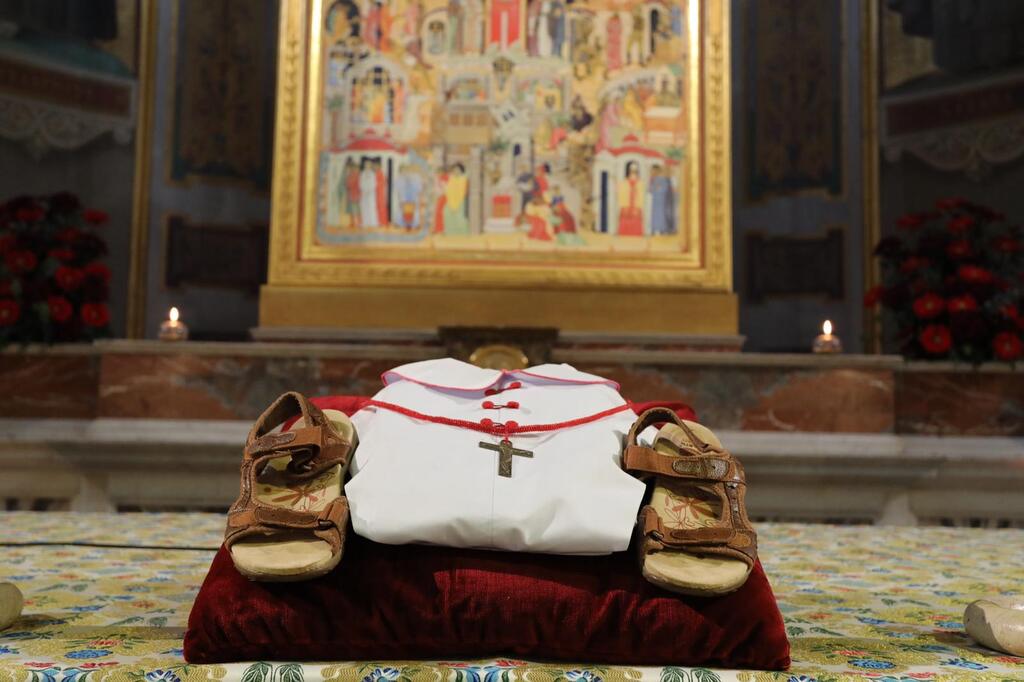 La croce e i sandali di Sister Mary e Sister Regina sull’altare dedicato ai Nuovi Martiri dell’Africa nella basilica di San Bartolomeo