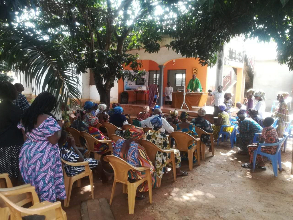 Preghiera e solidarietà con gli anziani nella nuova casa della Comunità del Togo a Lomè