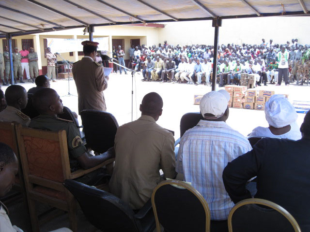 Una immagine della cerimonia di distribuzione degli aiuti della Comunità nel carcere di Ngaoundere