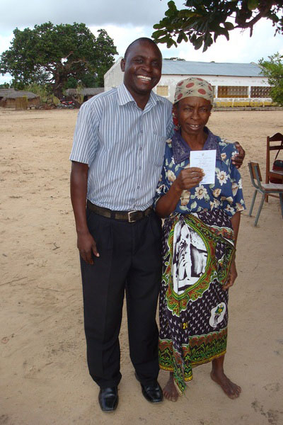 La registrazione anagrafica del programma BRAVO della Comunità di Sant'Egidio, arriva  a Momane, in Mozambico