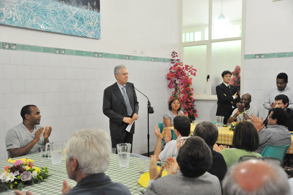 Il Presidente Mario Monti pronuncia il suo discorso di saluto al termine del pranzo con i poveri nella mensa della Comunità di Sant'Egidio