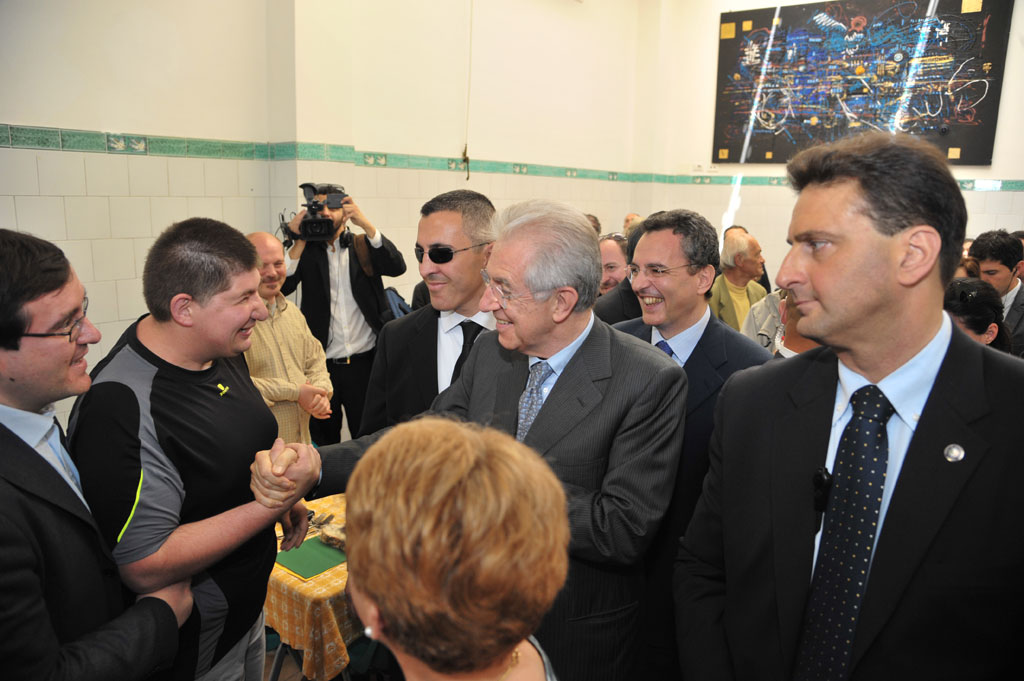 Il presidente Mario Monti saluta Ivan