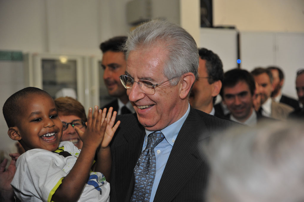 Il Presidente Mario Monti saluta i poveri presenti al pranzo
