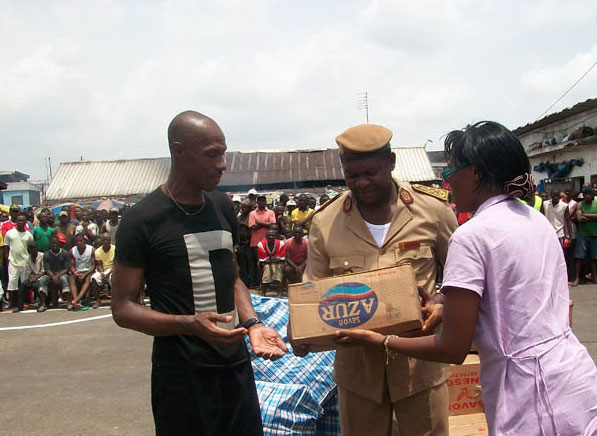 Una immagine della cerimonia di distribuzione degli aiuti della Comunità nel carcere di Douala
