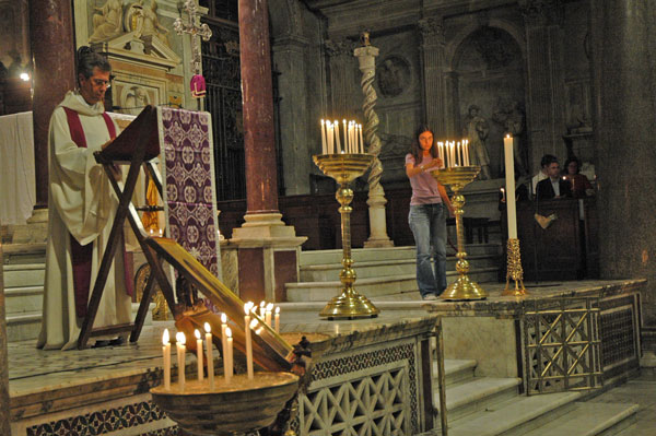 Preghiera nella basilica di Santa Maria in Trastevere