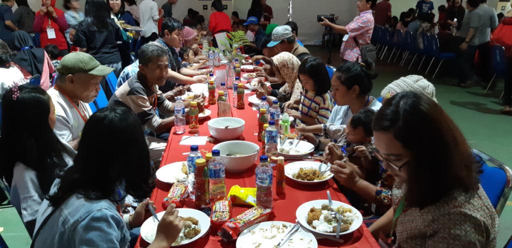 Makan Siang Natal Sant'Egidio: Meja Makan Menyatukan Kebersamaan