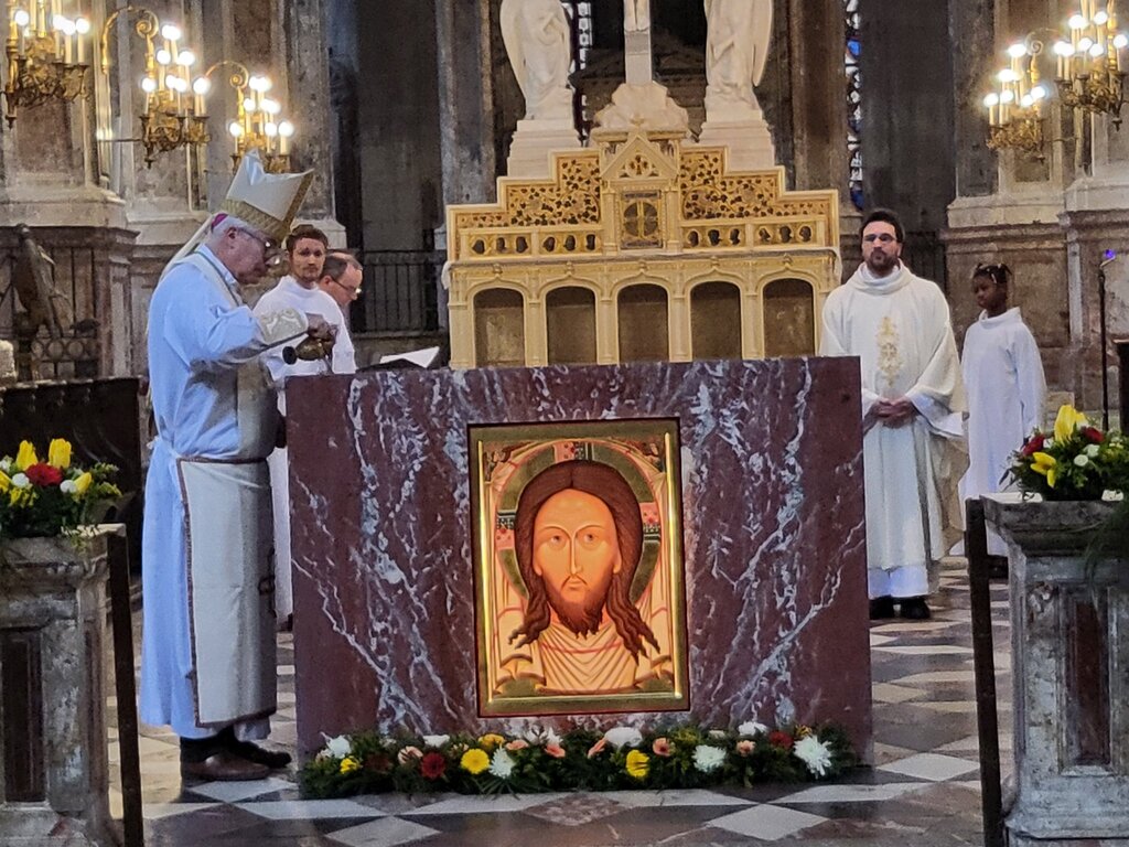 Une relique de saint François d’Assise accueillie lors de la dédicace du nouvel autel de Saint-Merry