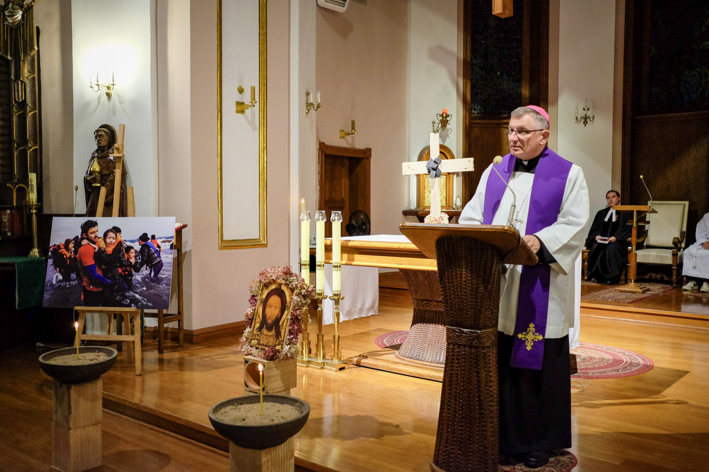 Bp Zadarko o pomocy uchodźcom: „Jezus zrobiłby tak samo”