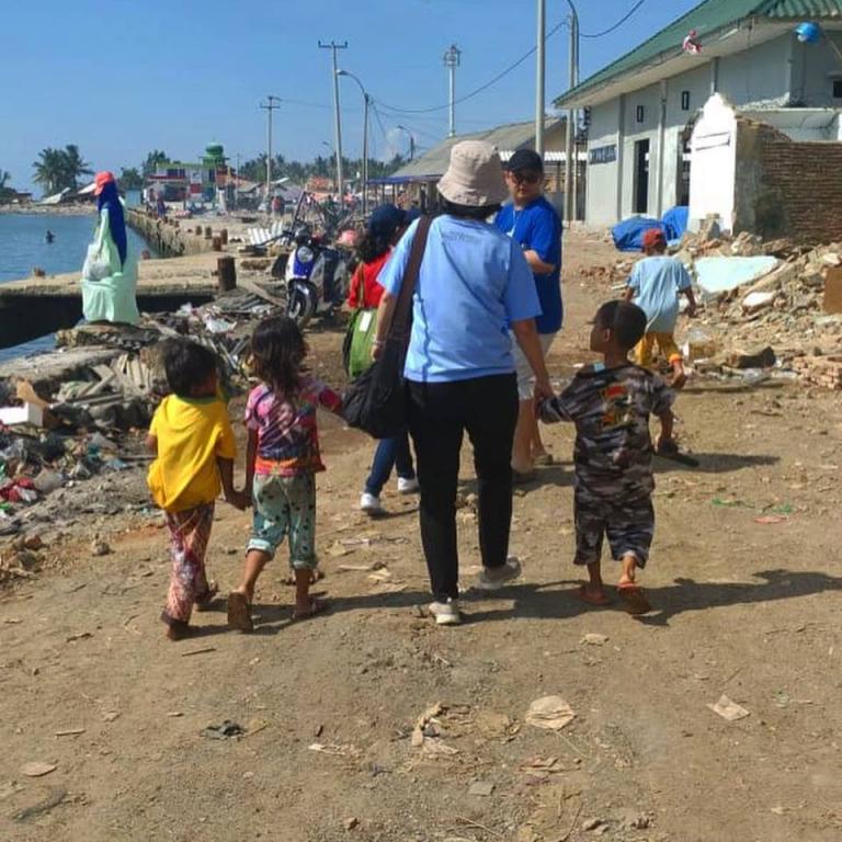 Sant'Egidio helpt kinderen en gezinnen in door de tsunami getroffen dorpen in Indonesië