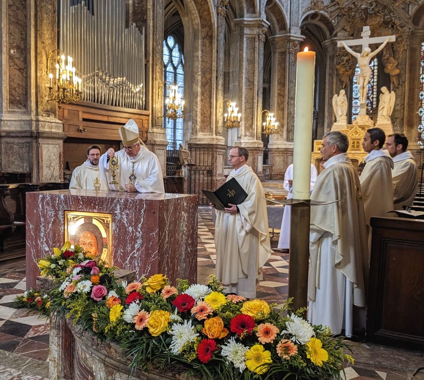 Une relique de saint François d’Assise accueillie lors de la dédicace du nouvel autel de Saint-Merry