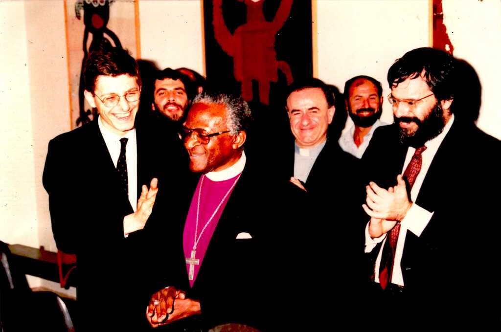Mgr Desmond Tutu a fêté ses 90 ans! Dans le message du Cardinal Matteo Zuppi la longue histoire de l'amitié et de l'engagement commun avec Sant'Egidio.