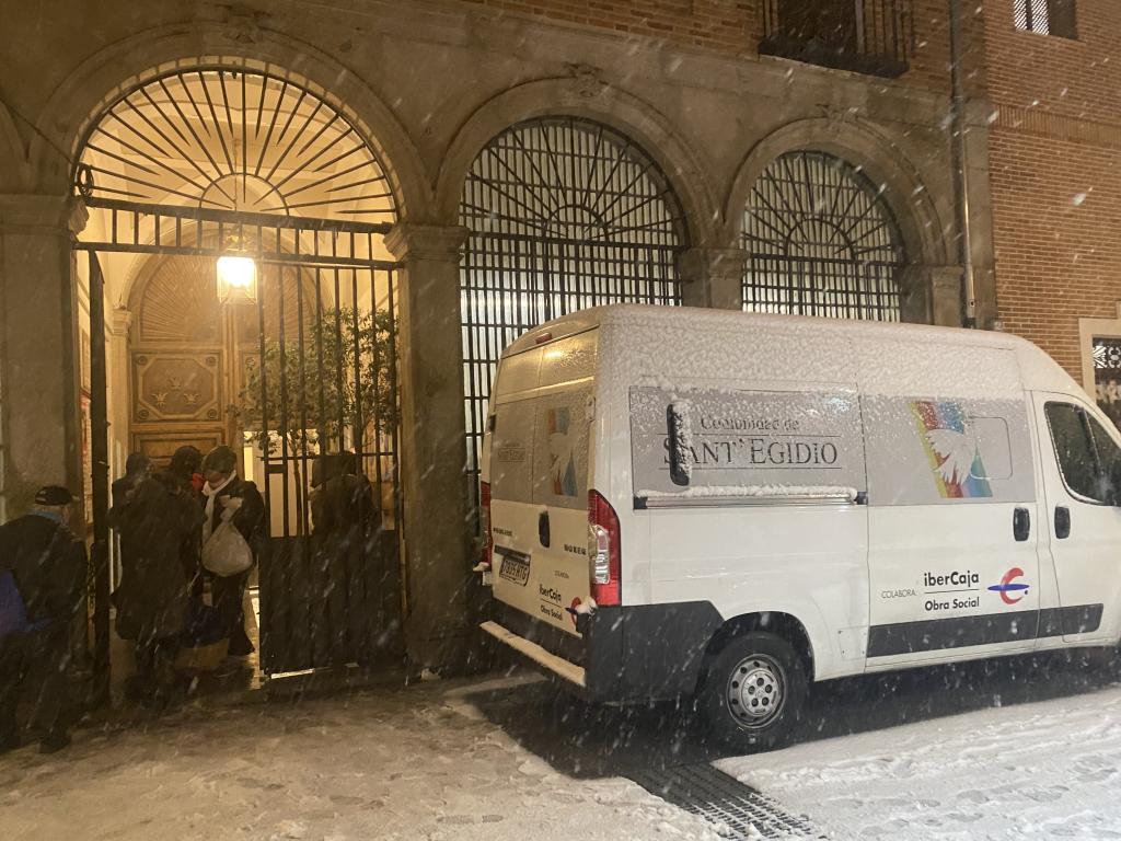 Madrid im Schee: Sant'Egidio bringt Obdachlosen Essen und Decken und ruft dazu auf, Unterkünfte zu öffnen