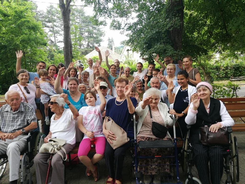 Der #santegidiosummer am Ufer der Donau: mit alten Menschen aus Budapest im Urlaub der Solidarität