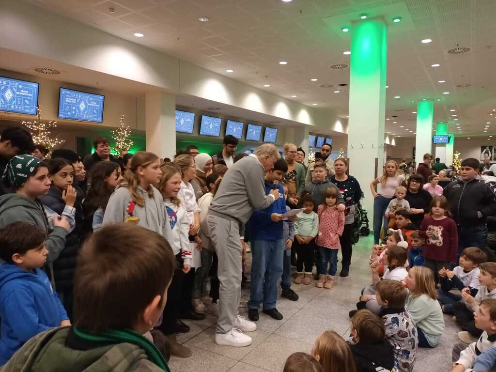 Die Kinder der Schule des Friedens fordern Frieden beim Treffen der Bundesligamannschaft von Mönchengladbach für 1000 Kinder