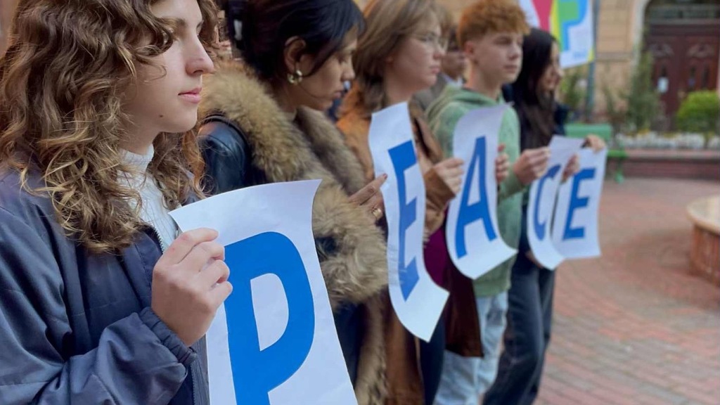 Dal sito dei Giovani per la Pace: Flashmob a Budapest nel giorno di san Francesco e della pace in Mozambico