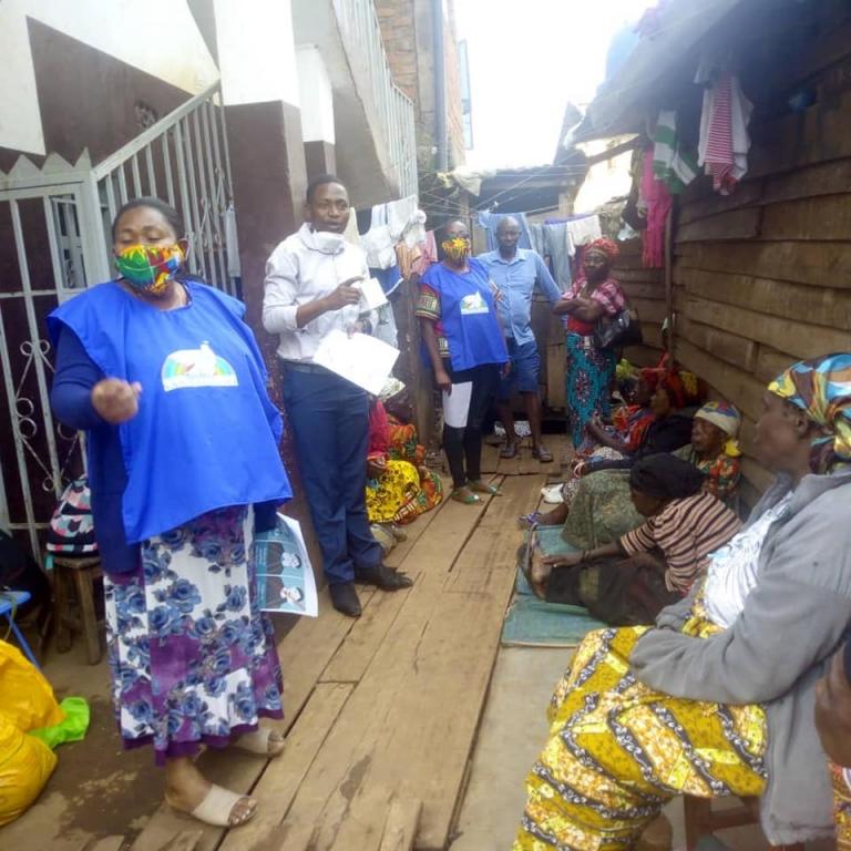 Per lluitar contra la pandèmia al Kivu (República Democràtica del Congo) reparteixen aliments i mascaretes als ancians més pobres