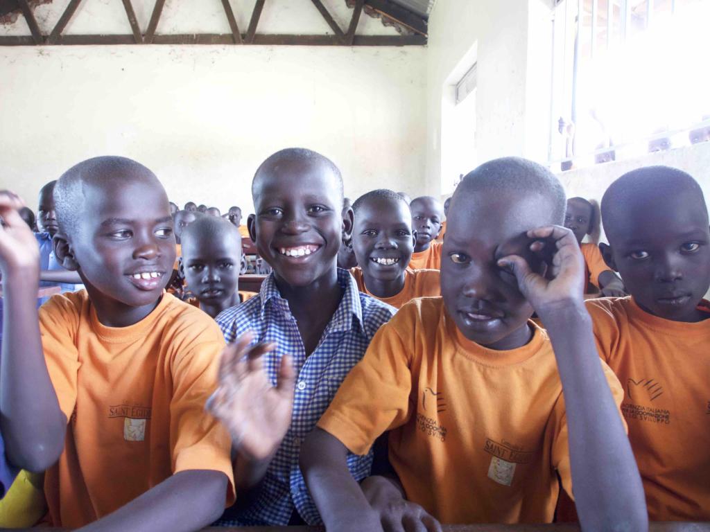 La Escuela de la Paz del campo de refugiados de Nyumanzi cumple 5 años. Un alto porcentaje de los niños refugiados de Sudán del Sur han aprobado los exámenes estatales