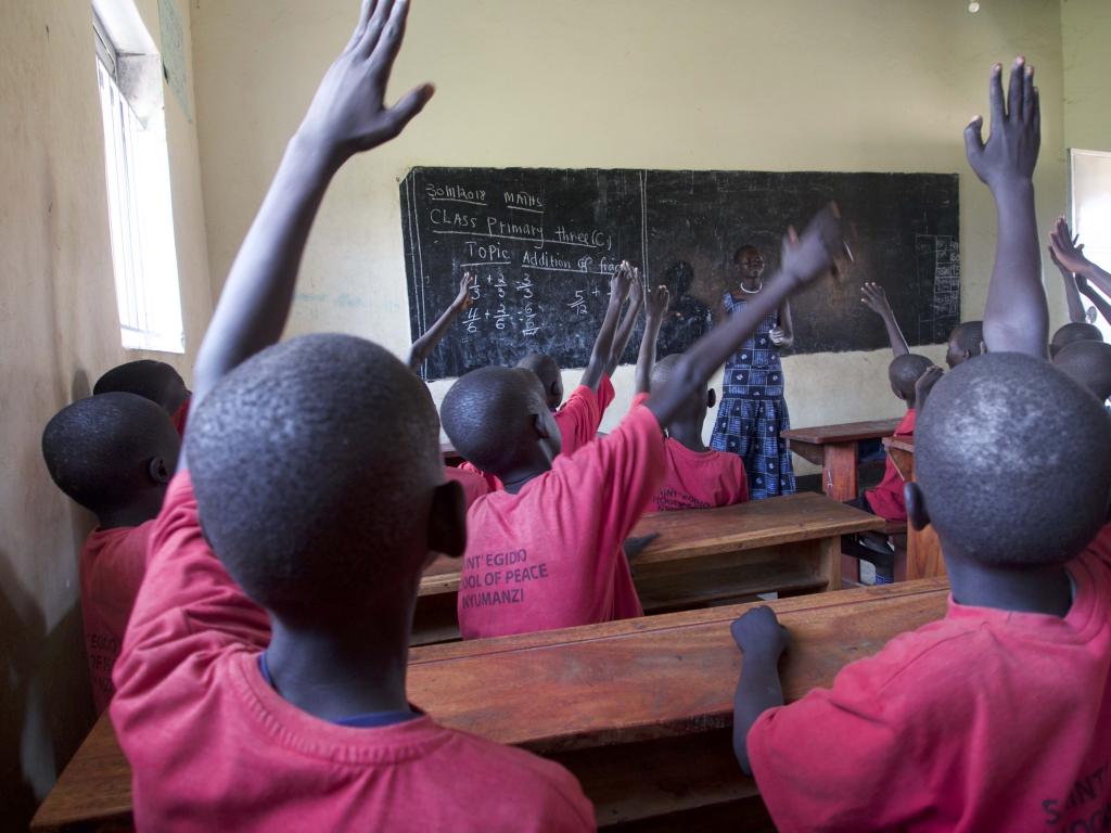La Escuela de la Paz del campo de refugiados de Nyumanzi cumple 5 años. Un alto porcentaje de los niños refugiados de Sudán del Sur han aprobado los exámenes estatales