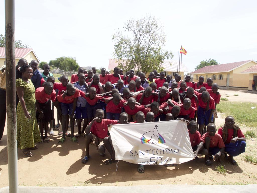 De School van Vrede in het vluchtelingenkamp Nyumanzi bestaat vijf jaar. Hoog slagingspercentage bij de staatsexamens onder de vluchtelingenkinderen uit Zuid-Soedan