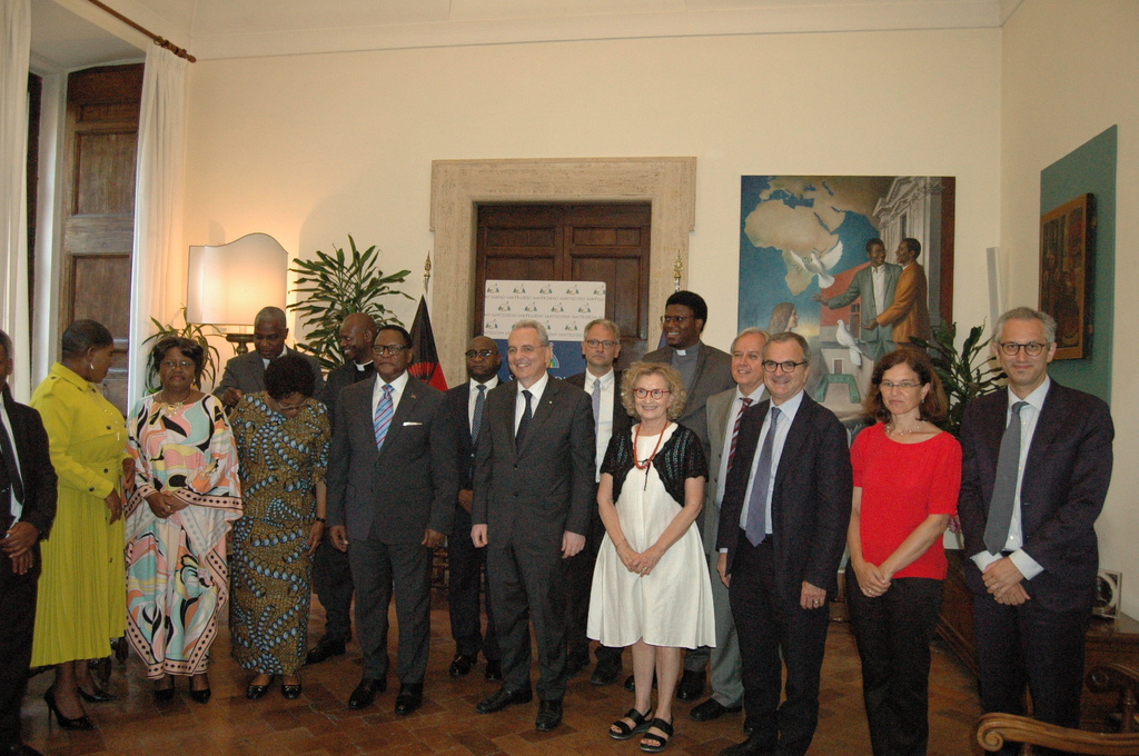 Le président du Malawi, Lazarus Chakwera, en visite à Sant'Egidio. La rencontre avec Marco Impagliazzo et une délégation de la Communauté