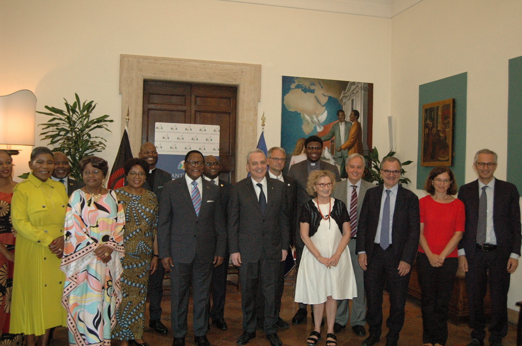 Il presidente del Malawi, Lazarus Chakwera, in visita a Sant'Egidio. L'incontro con Marco Impagliazzo e una delegazione della Comunità