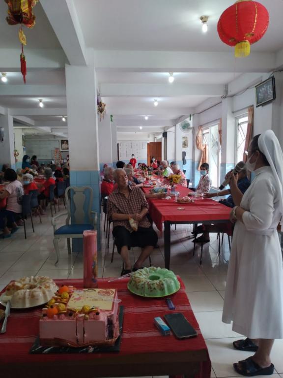 PERAYAAN IMLEK: MAKAN SIANG DAN COKLAT SPESIAL BAGI SAHABAT LANSIA