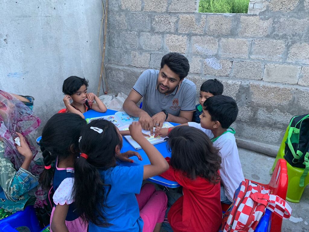 Fiesta con los niños de las Escuelas de la Paz en el tórrido verano pakistaní