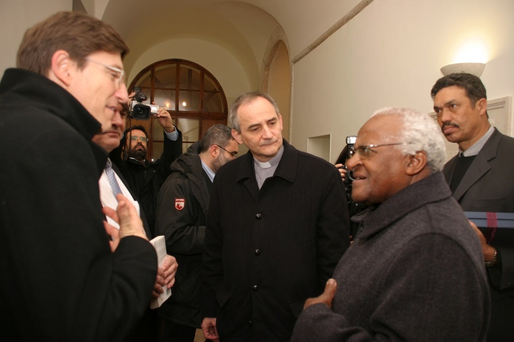 Mgr Desmond Tutu a fêté ses 90 ans! Dans le message du Cardinal Matteo Zuppi la longue histoire de l'amitié et de l'engagement commun avec Sant'Egidio.